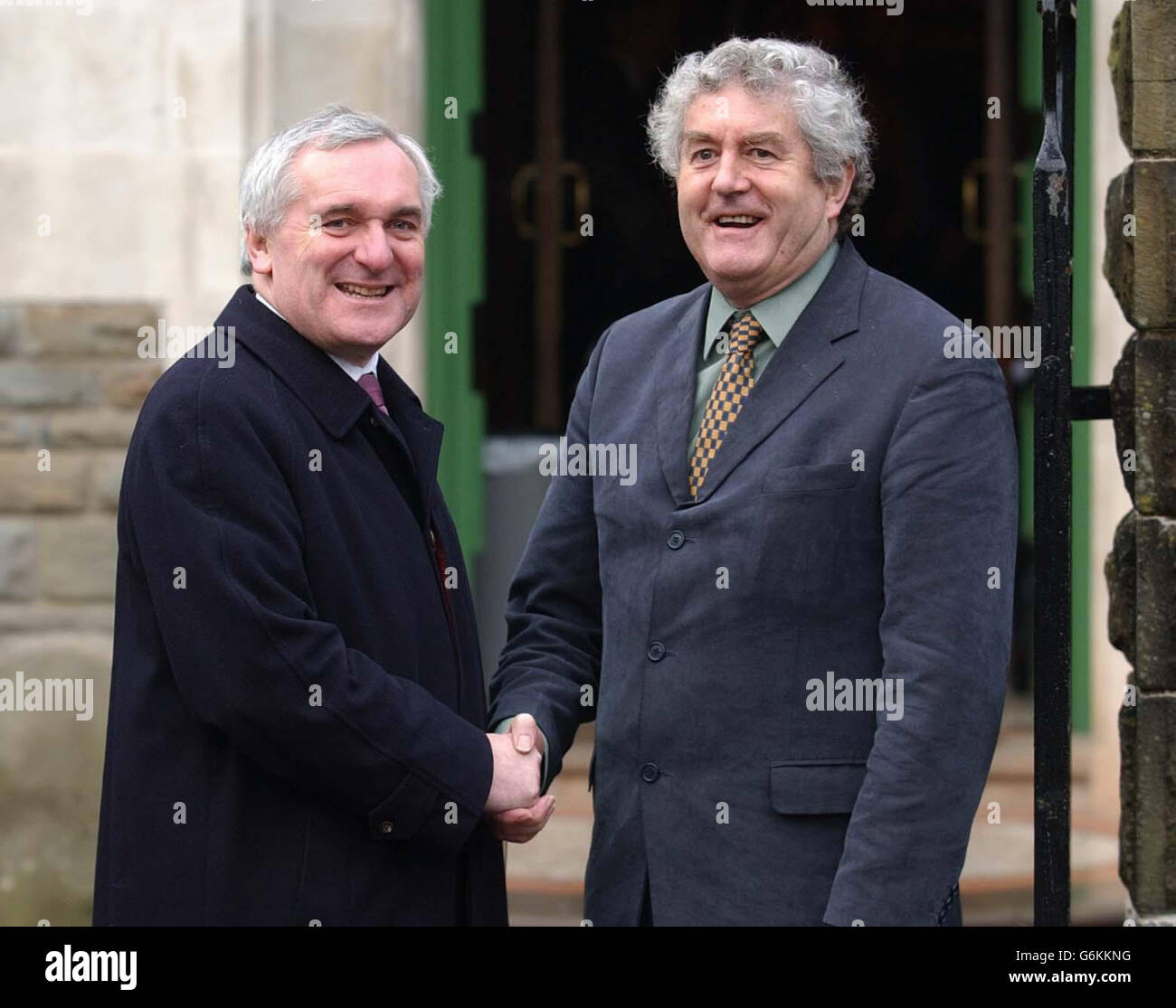 Bertie Ahern (a sinistra) è salutato da Rhodri Morgan, primo ministro dell'Assemblea Nazionale del Galles, al suo arrivo all'incontro del Consiglio britannico-irlandese al Museo della vita gallese a St. Fagans, vicino Cardiff. Foto Stock