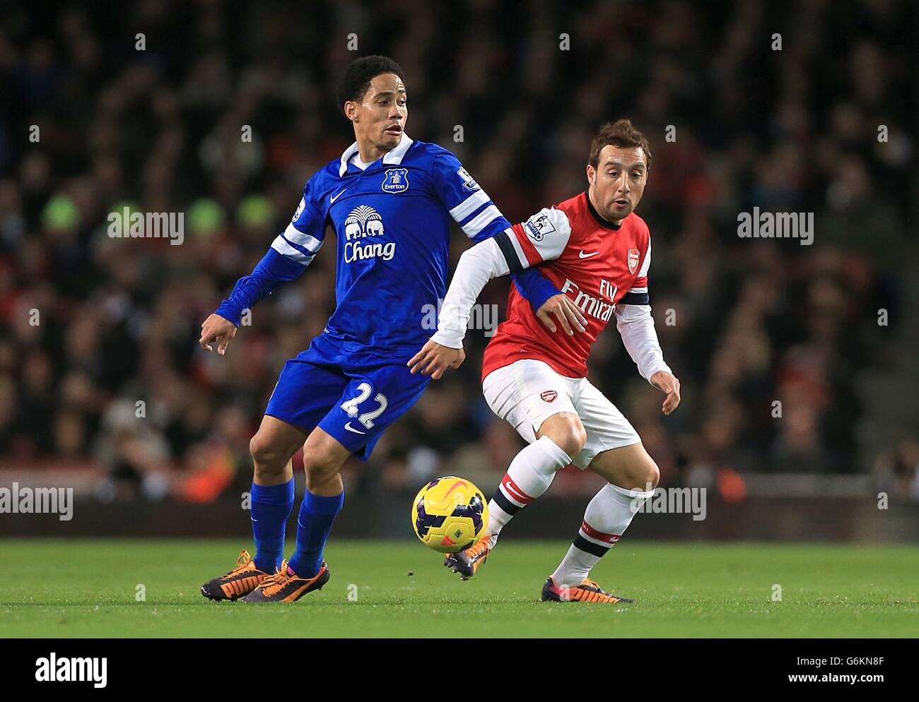 I Santi Cazorla di Arsenal e Steven Pienaar di Everton (a sinistra) combattono per la palla Foto Stock