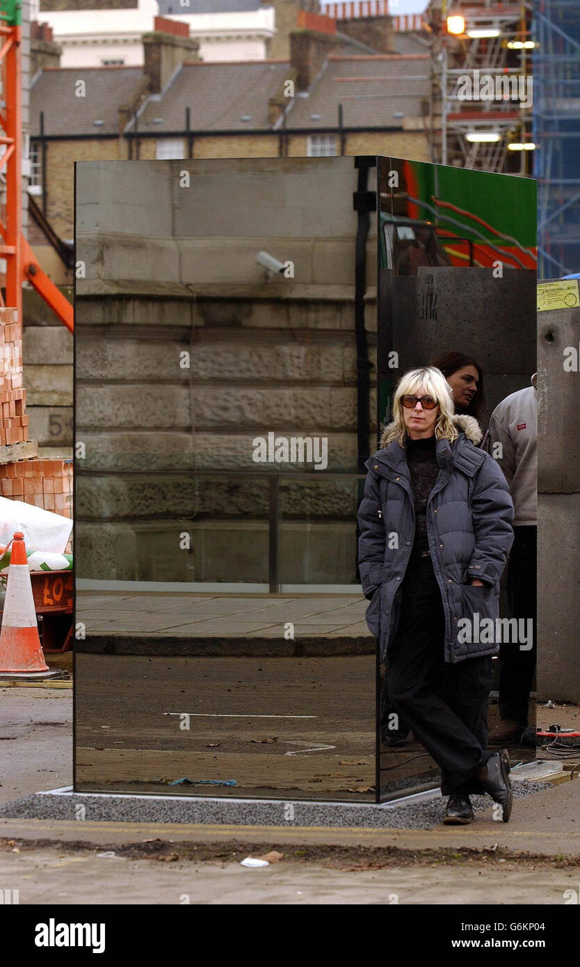 L'artista Monica Bonvicini con la sua creazione, un cubo di vetro minimalista che si leverà di fronte alla galleria Tate Britain a Londra contenente un loo utilizzabile. I visitatori dovranno sfidare il proprio imbarazzo per utilizzare la cabina, in quanto possono vedere i passanti, camminando intorno ad essa. Bonvicini ha realizzato il suo lavoro in vetro a specchio monodirezionali, il che significa che chi è dentro può vedere fuori, anche se è impossibile vederlo dentro. L'opera - intitolata Don't Miss A sec - è una scultura pubblica che è destinata ad essere utilizzata. Foto Stock