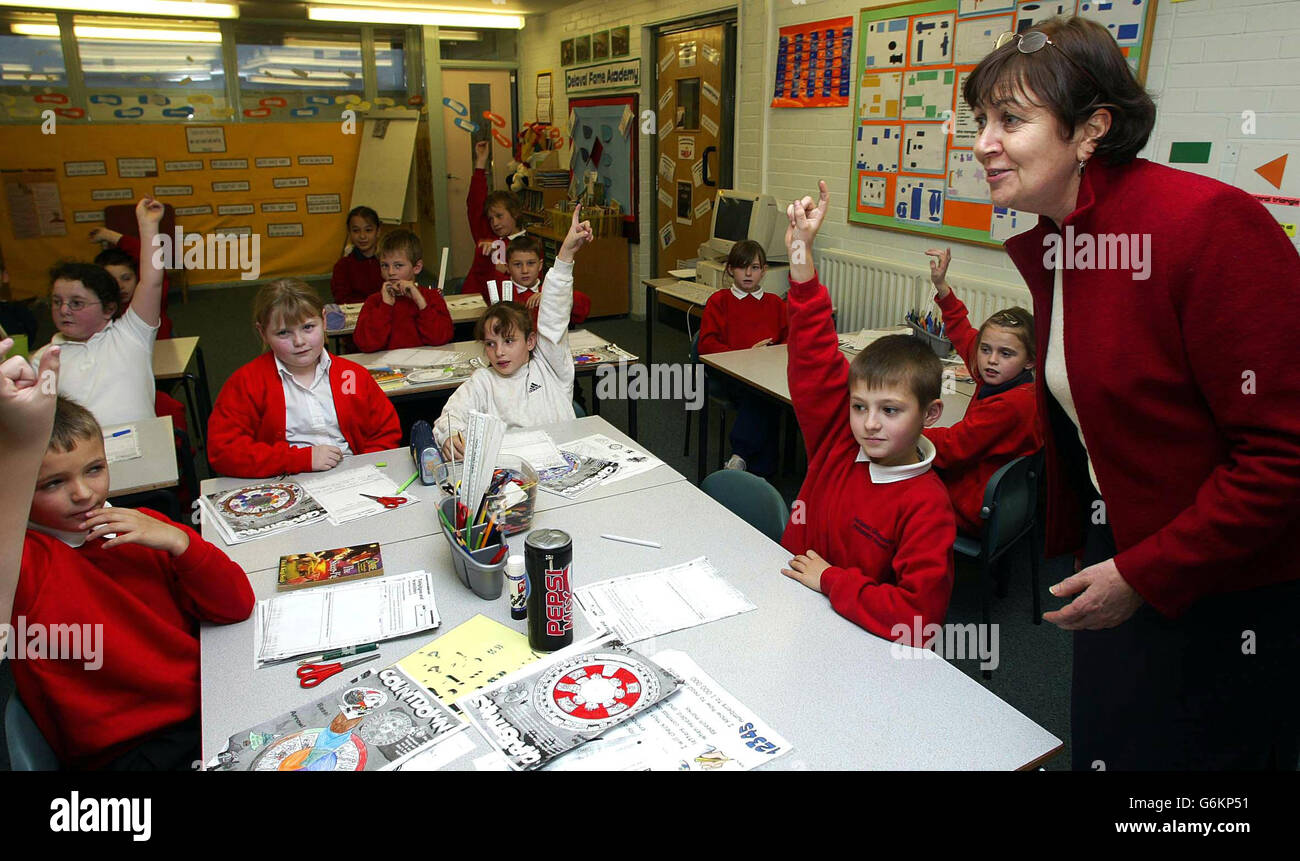 Sandra Marsden, insegnante della Delaval Community Primary School di Newcastle, che celebra la vita in cima alle classifiche nazionali. Secondo questa tabella 'valore aggiunto', la Delaval Community Primary School era il miglior esecutore di quest'anno, mentre la Wellington Primary a Tower Hamlets, a est di Londra, ha guidato la lista di quelli che erano migliorati di più dal 2000. Foto Stock