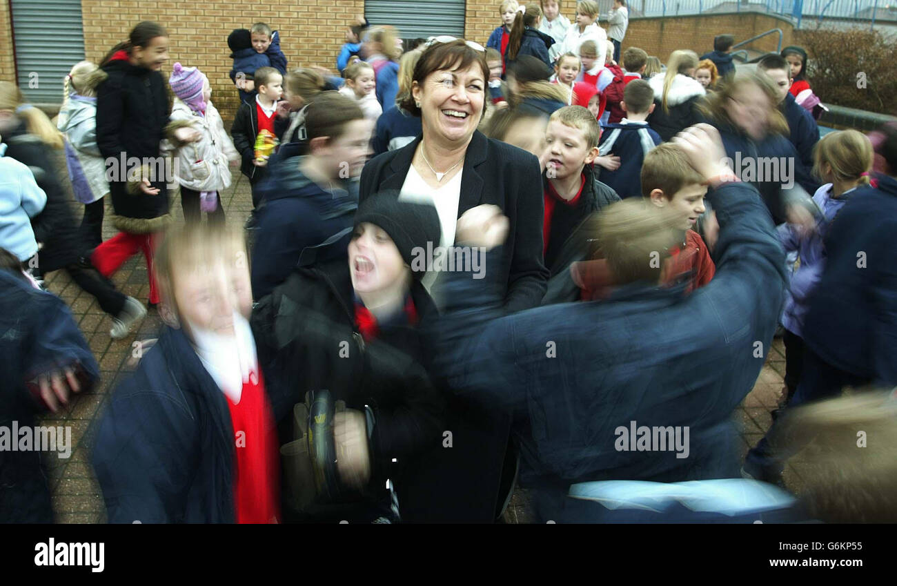 Sandra Marsden, insegnante della Delaval Community Primary School di Newcastle, che celebra la vita in cima alle classifiche nazionali. Secondo questa tabella 'valore aggiunto', la Delaval Community Primary School era il miglior esecutore di quest'anno, mentre la Wellington Primary a Tower Hamlets, a est di Londra, ha guidato la lista di quelli che erano migliorati di più dal 2000. Foto Stock