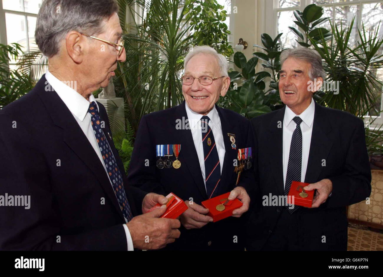 I veterani del convoglio russo Sidney Booker, (L) di Walsall, West Midlands, Neville Jackson di Gloucester (C) e George White di Lytham St Anne's Stand insieme durante una cerimonia di premiazione presso l'ambasciata della Federazione russa a Londra, Ricevere medaglie per commemorare i loro sforzi per il popolo russo durante la seconda guerra mondiale. La gratitudine della Russia è riconosciuta nelle medaglie premiate e i veterani britannici che visitano la Russia in occasione degli anniversari passati sono stati accolti come eroi nazionali. Foto Stock