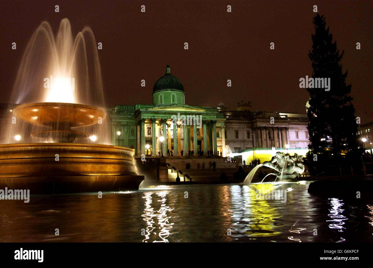 Una proiezione si svolge sulla National Gallery di Trafalgar Square, Londra. Foto Stock