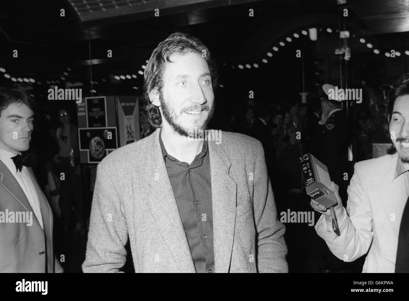 Pete Townshend, dell'OMS, quando arrivò al Plaza One Cinema di Lower Regent Street, Londra, per assistere alla prima mondiale di Quadrophenia, un film basato sull'album dell'OMS con lo stesso nome. Townshend ha prodotto silenziosamente il suo biglietto e ha partecipato al pubblico stellato. Foto Stock