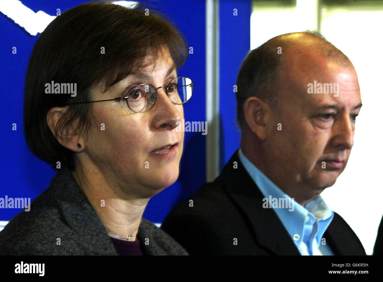 Paul e Mary Hilder durante la conferenza di notizie della polizia all'ippodromo di Hereford, facendo appello per nuove informazioni sull'omicidio del figlio, il paracadutista Stephen Hilder, una settimana prima di quello che sarebbe stato il suo ventunesimo compleanno. Il sig. Hilder è caduto a 13.000 metri dalla sua morte sull'aeroporto di Hibaldstow, nel nord del Lincolnshire, il 4 luglio, dopo che i suoi paracaduti principali e di riserva sono stati sabotati.tre uomini, due di 19 anni e uno di 24 anni, sono stati arrestati nelle settimane successive alla morte e sono stati tutti rilasciati per la cauzione di polizia in attesa di ulteriori indagini. Foto Stock