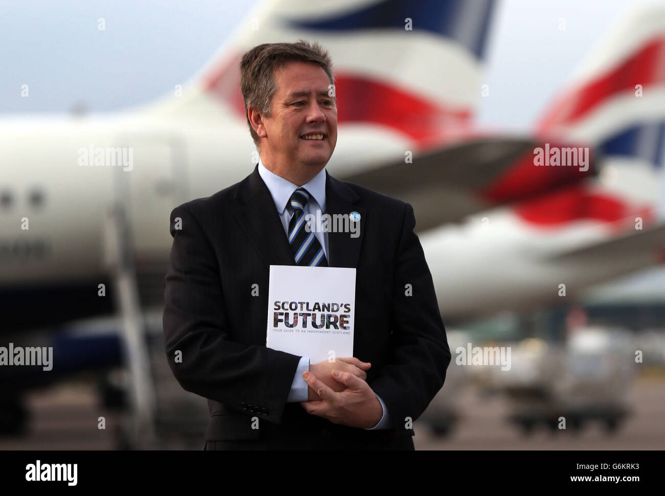 Il ministro dei Trasporti scozzese Keith Brown durante una fotocellula all'aeroporto di Edimburgo, in quanto il ministro ha marchiato il prelievo che i viaggiatori pagano sui voli "un regalo di Natale indesiderato". Foto Stock