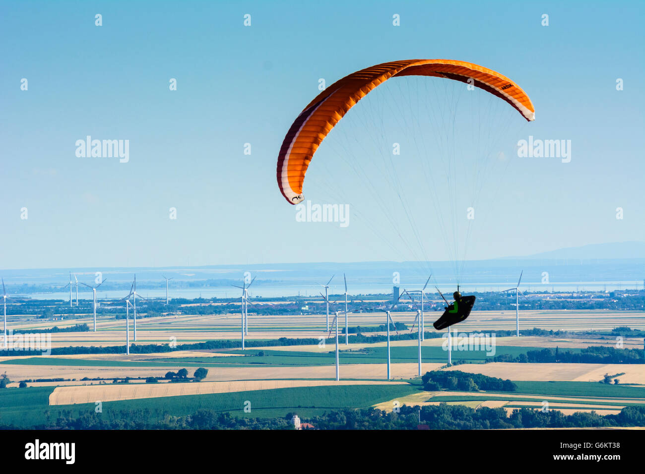 Vista dalla montagna Hundsheimer, parapendio, turbine eoliche, il lago di Neusiedl, Hundsheim, Austria, Niederösterreich, Austria inferiore, Foto Stock