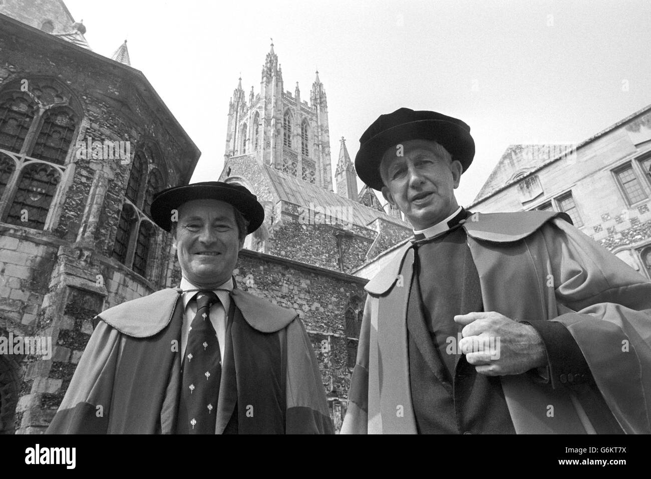 Governatore della Banca d'Inghilterra Robin Leigh-Pemberton (a sinistra) con il Cardinale Basil Hume, Arcivescovo di Westminter, nella Cattedrale di Canterbury. Hanno ricevuto lauree onorarie dall'Università del Kent. Foto Stock