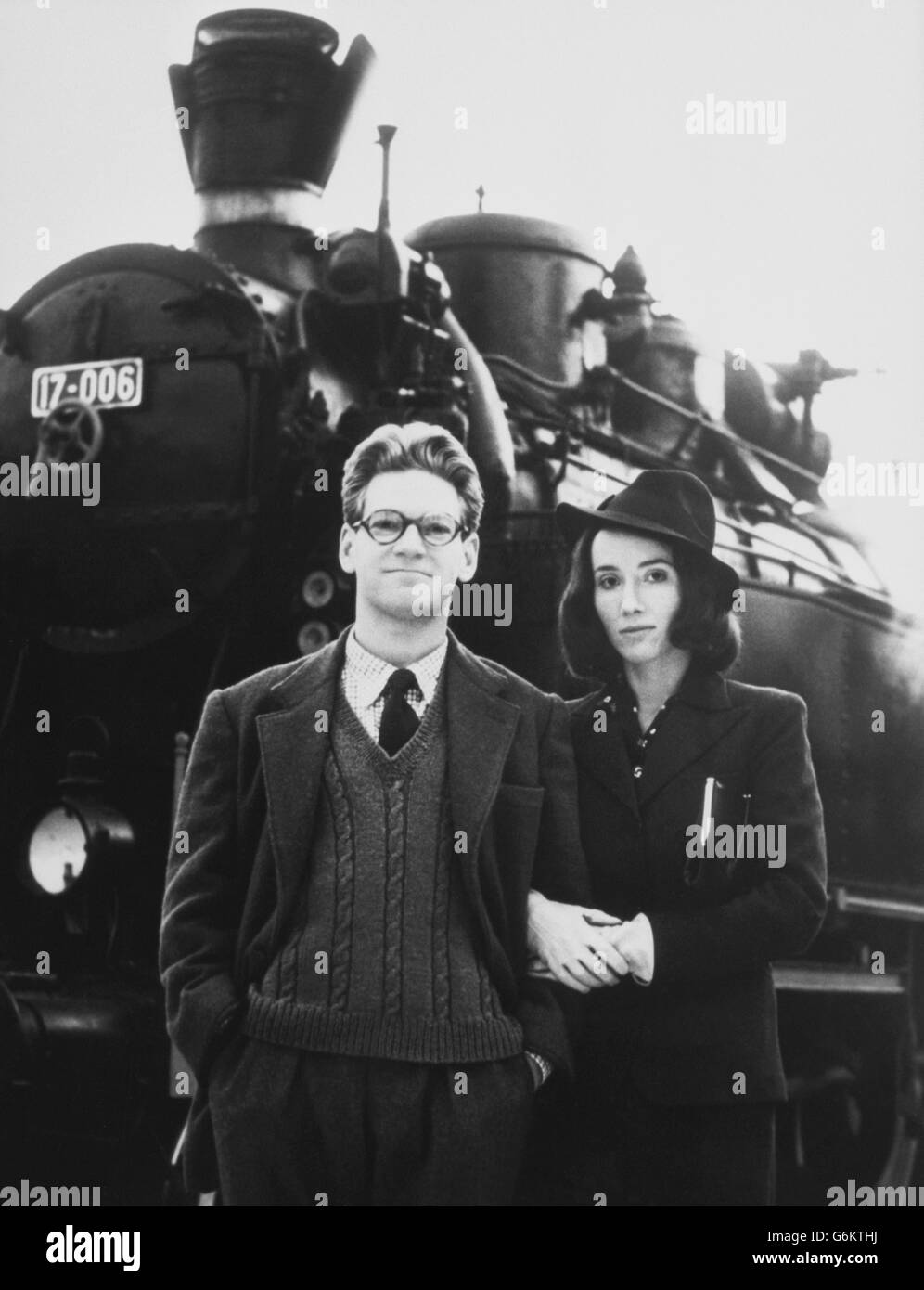 L'attore Kenneth Branagh e la sua moglie Emma Thompson, le stelle di una nuova serie di drammi 'Fortunes of War', che viene trasmessa su BBC One. Foto Stock
