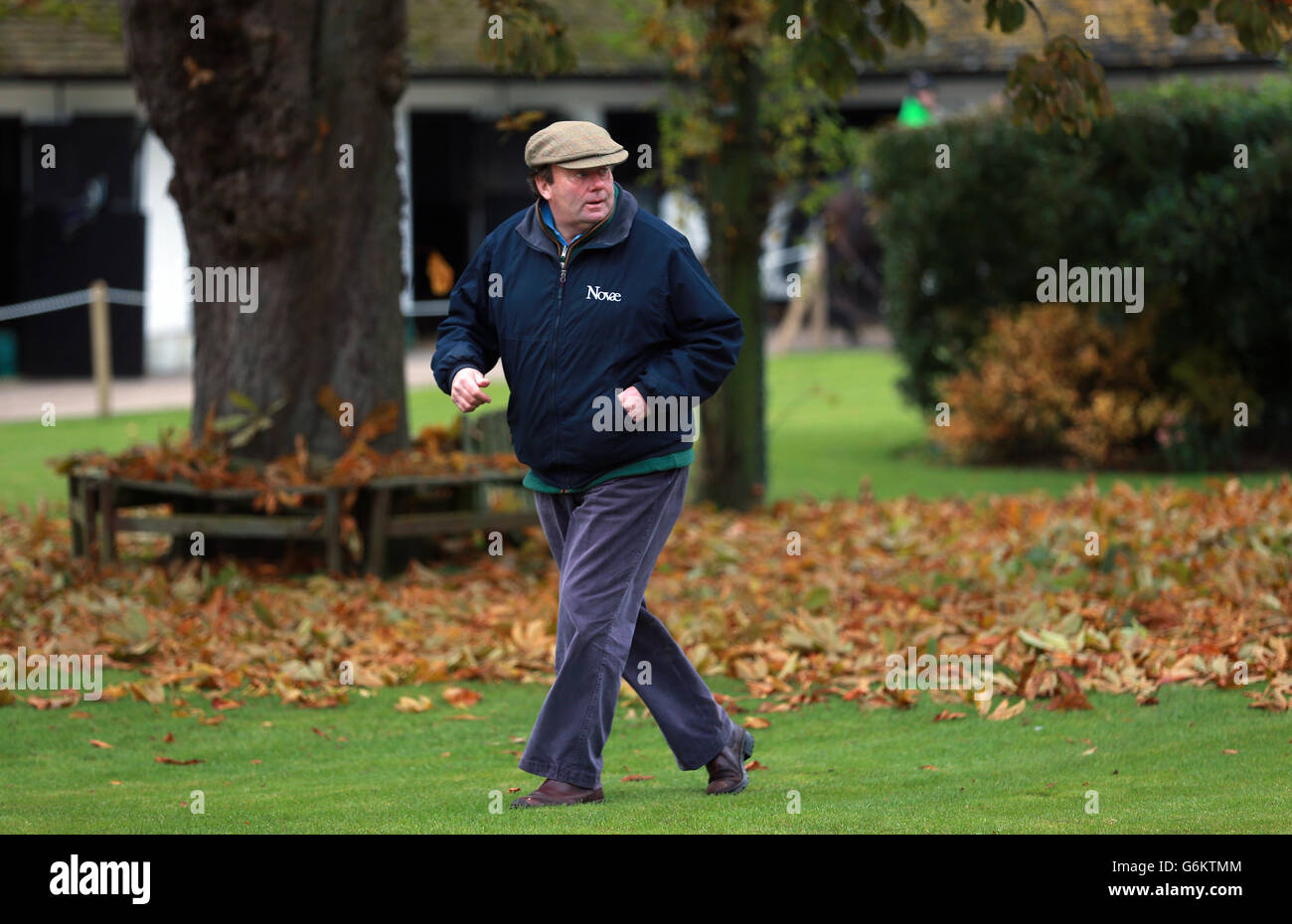 Allenatore Nicky Henderson durante una visita stabile a Seven Barrows, Lambourn. Foto Stock