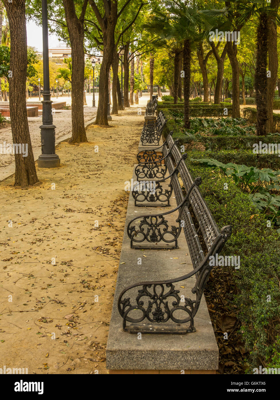 SIVIGLIA, SPAGNA - 15 MARZO 2016: Panchine nel Parco Maria Luisa (Parque de Maria Luisa) Foto Stock