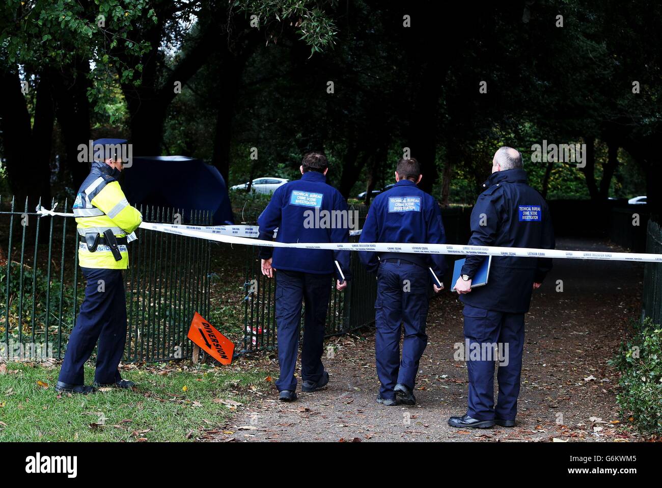 Membri del Technical Bureau Crime Scene Investigations unità presso la scena a Phoenix Park a Dublino, dove è stato trovato il corpo di un uomo. Foto Stock
