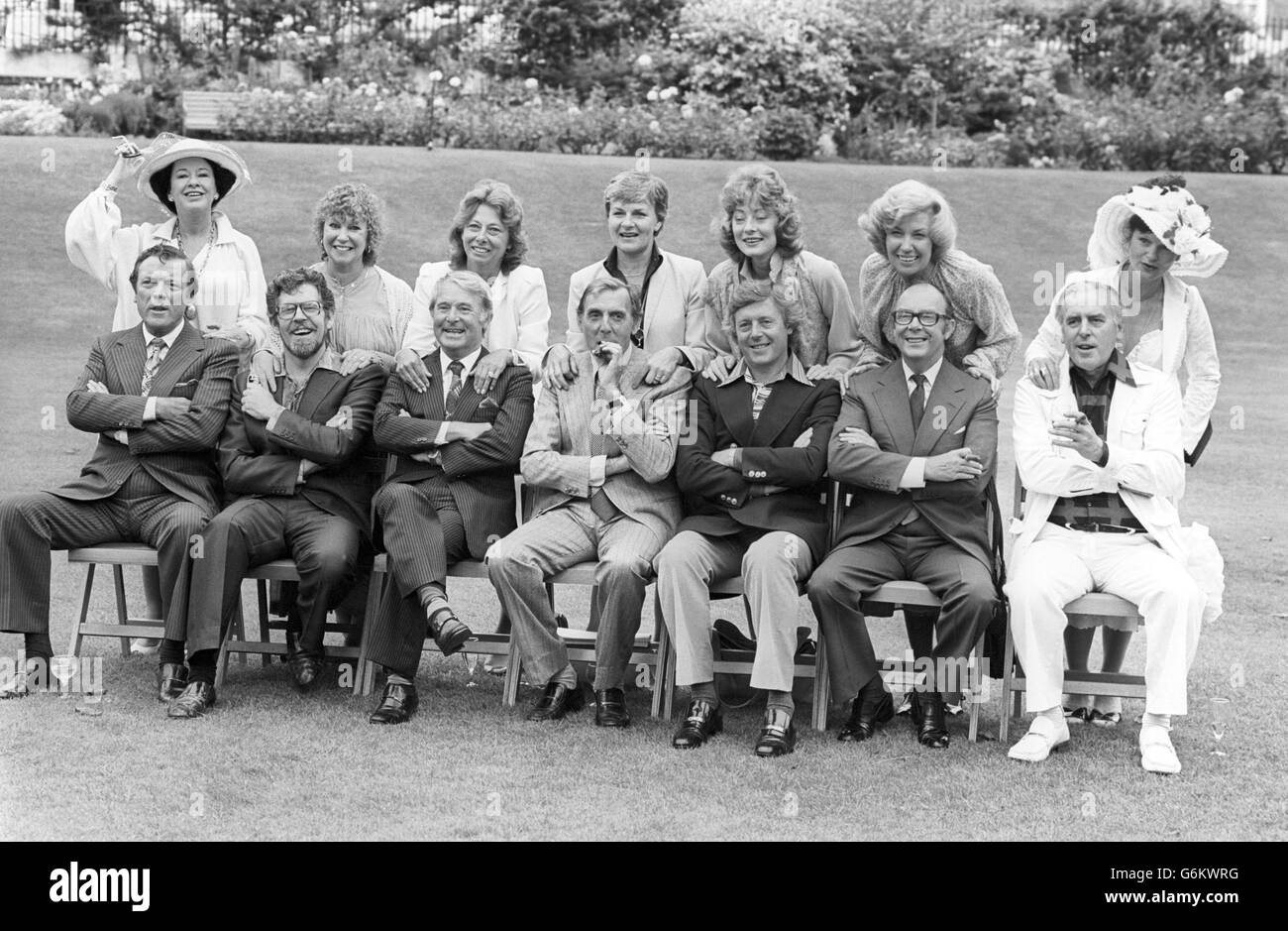 Le sette stelle principali della televisione del Tamigi Autunno '80 programma con le loro mogli ad un partito del giardino per lanciare il nuovo programma. Da sinistra a destra: Eamonn Andrews e Graiane, Rolf Harris e ALWEN, Ernie Wise e Doreen, Eric Sykes e Edith, Michael Aspel e Liz, Eric Morecambe e Jean, George Cole e Penny. Foto Stock