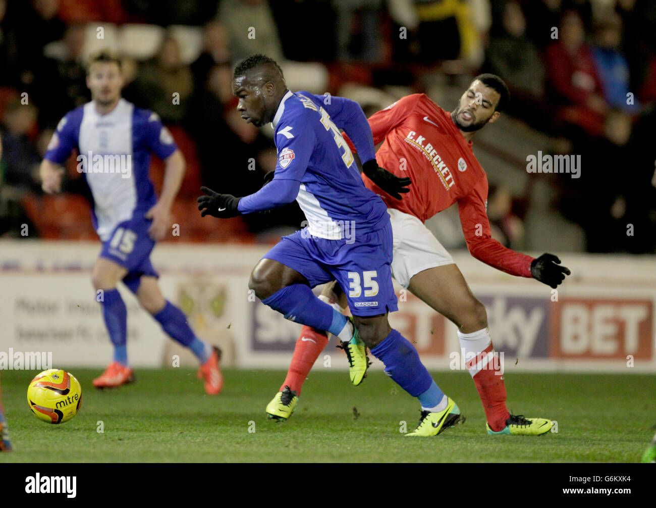 La battaglia di Jacob Mellis di Barnsley e Aaron Mclean di Birmingham City per la palla. Foto Stock