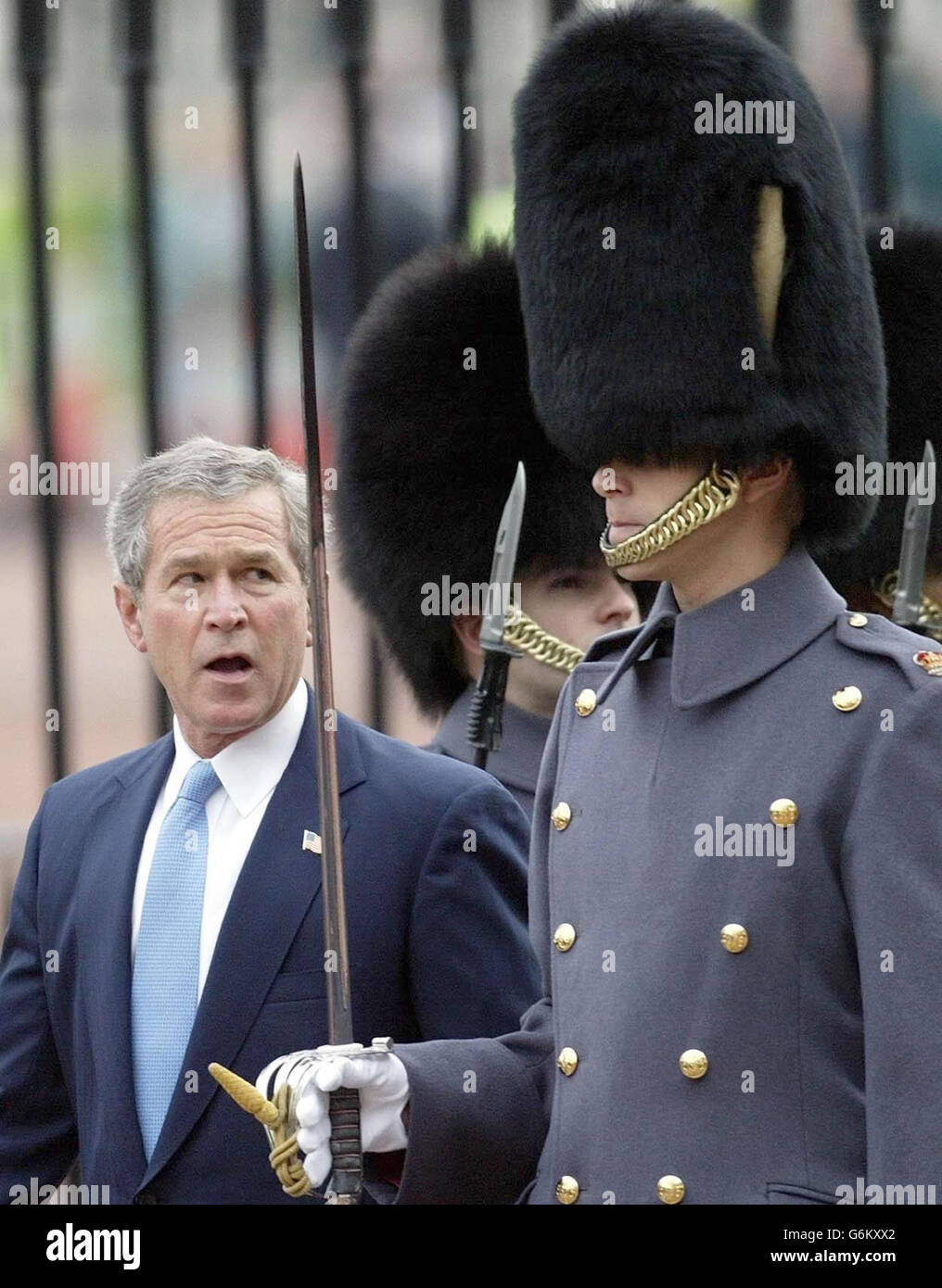 Il Presidente DEGLI STATI UNITI George Bush durante un'ispezione della Guardia d'onore dalla prima Guardia di Grenadier BN per la cerimonia ufficiale dello Stato americano che si svolge a Buckingham Palace. Le tradizionali fomp britanniche e la cerimonia, tra cui un saluto da 41 cannoni, sono state poste per iniziare la storica visita di stato. Il Presidente e la signora Bush hanno soggiornato al Palazzo per una notte prima della cerimonia ufficiale di benvenuto. Foto Stock