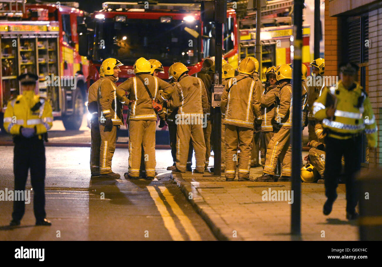 Incidente in elicottero a Glasgow. I vigili del fuoco Scottish Fire and Rescue si sono scontrati con un elicottero al Clutha Bar di Glasgow. Foto Stock