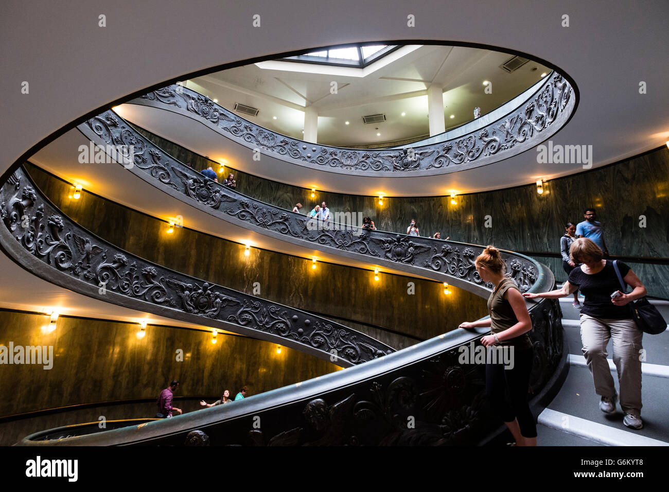 I visitatori si scende la famosa scalinata a spirale nel Museo del Vaticano a Roma, Italia Foto Stock