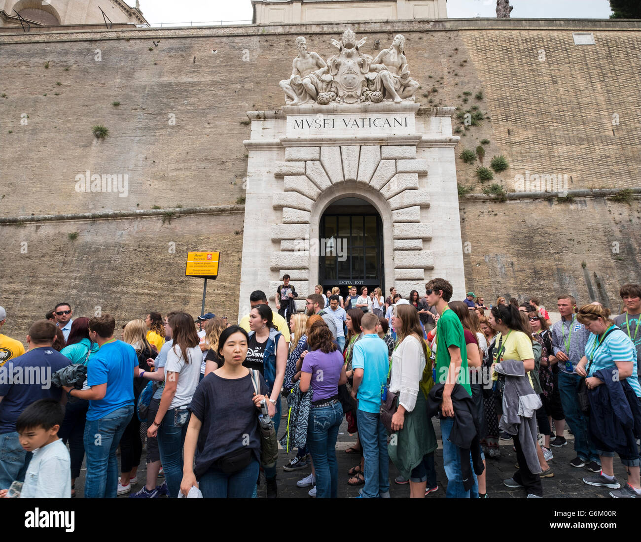 Turisti che lasciano il Museo del Vaticano a Roma, Italia Foto Stock