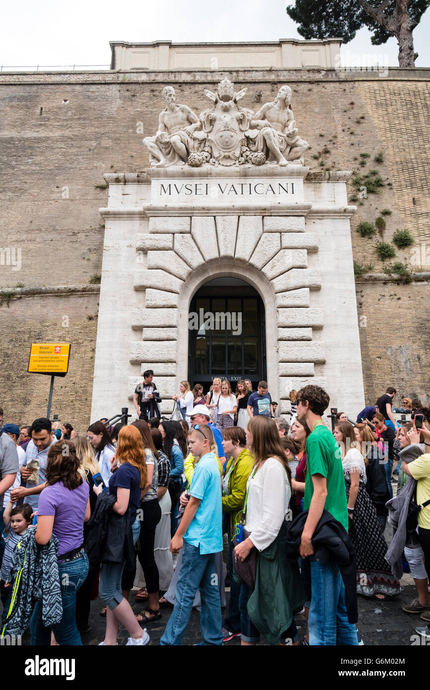 Turisti che lasciano il Museo del Vaticano a Roma, Italia Foto Stock