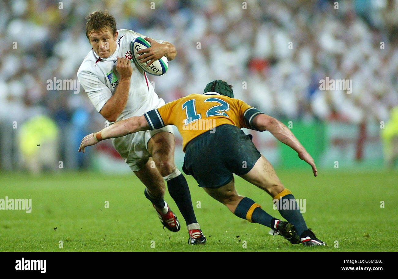 L'inglese Jonny Wilkinson (L) supera l'australiano Elton Flatley durante la  finale della Coppa del mondo di Rugby al Telstra Stadium di Sydney,  Australia. Nessun utilizzo del telefono cellulare, i siti Internet possono