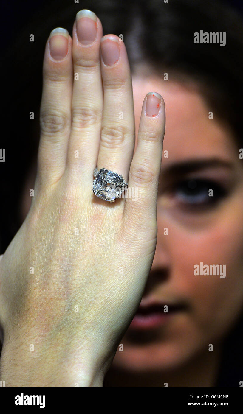 Un anello di pietra singolo di diamante a forma di cuscino di proprietà dell'autore Barbara Taylor Bradford allo showroom di Bonhams nel centro di Londra che si prevede di recuperare £330,000 quando il relativo venduto dagli aste più tardi questa settimana. Foto Stock