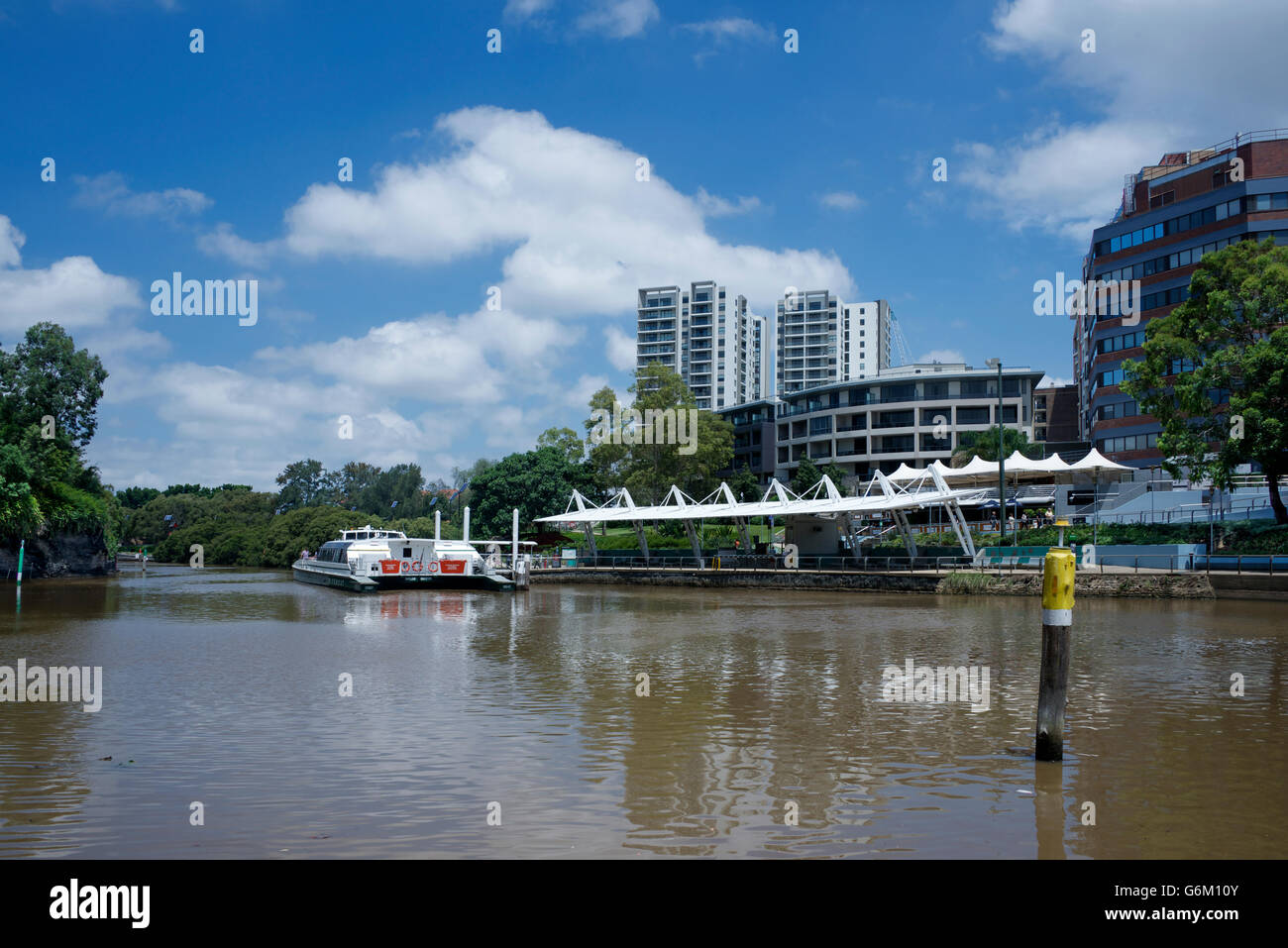 Parramatta River e moderni edifici Sydney Parramatta NSW Australia Foto Stock