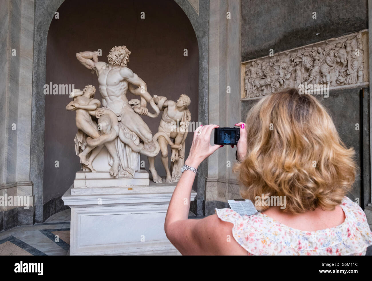 Tourist guardando il gruppo Laocošn scultura al Museo del Vaticano a Roma, Italia Foto Stock