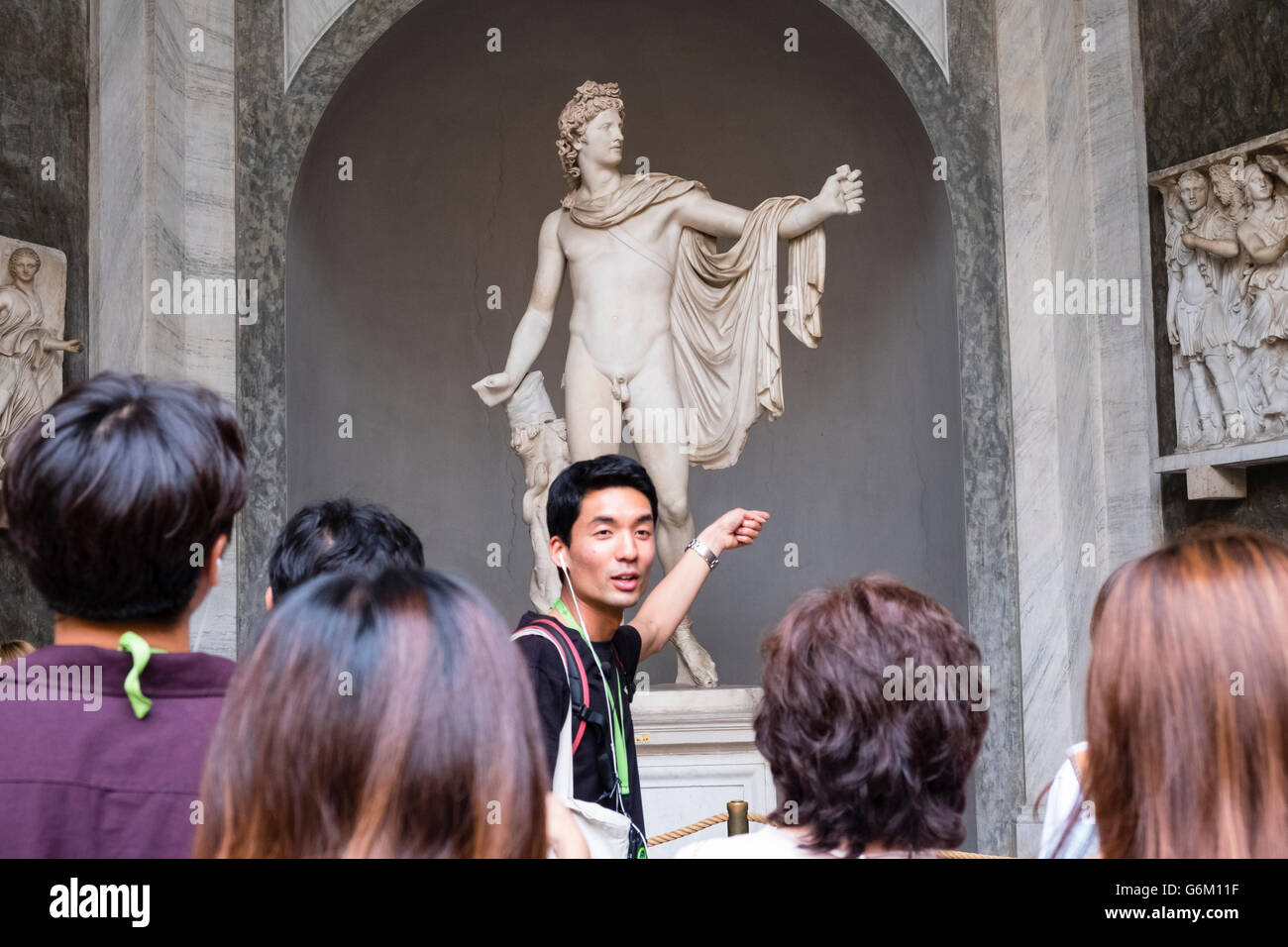 Gita turistica gruppo guardando Apollo del Belvedere scultura nel Cortile Ottagonale nel Museo del Vaticano Roma Italia Foto Stock