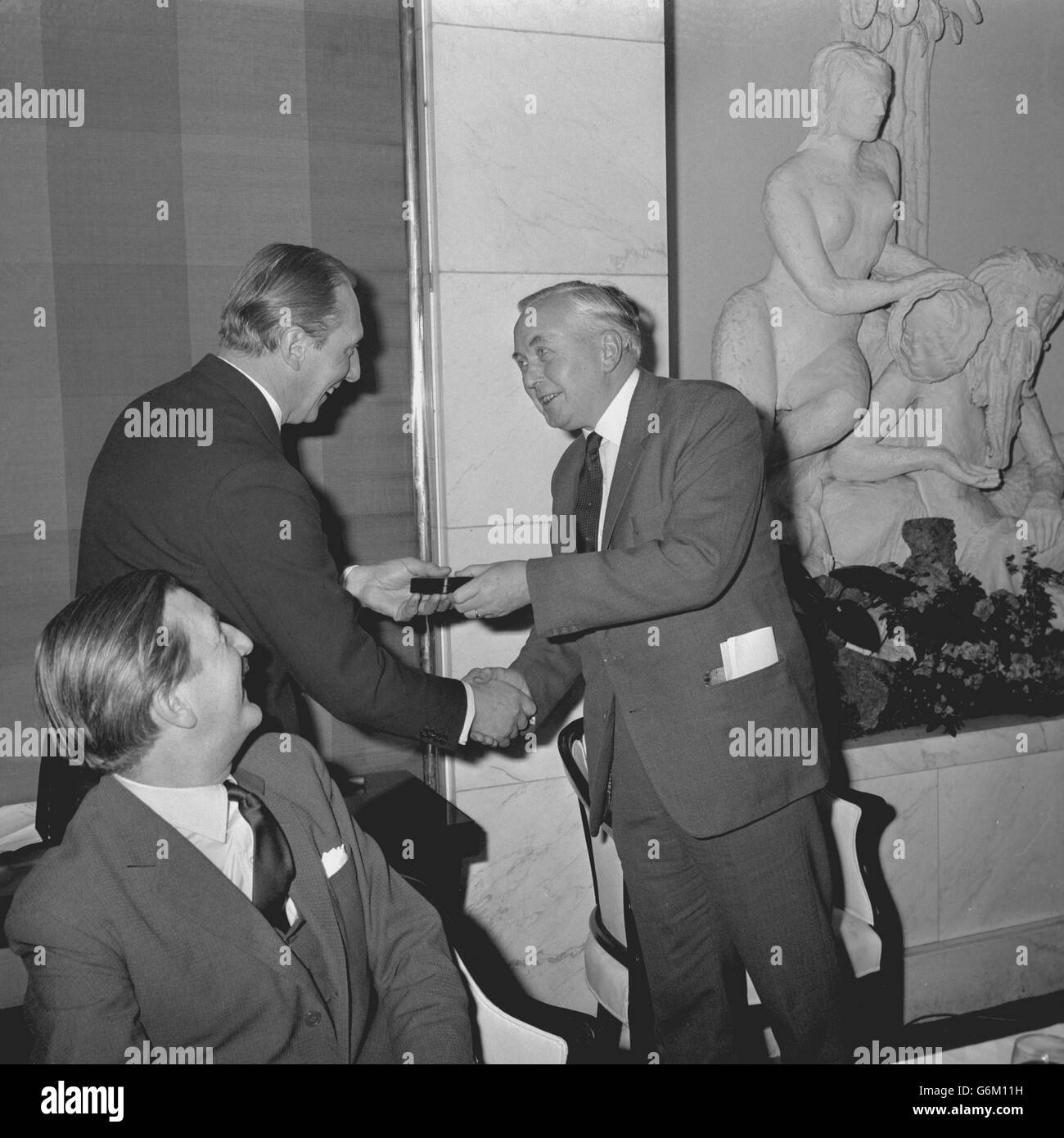 Il primo Ministro Harold Wilson presenta il giornalista del Daily Express Chapman Pincher (l) un Reporter del decennio premio al Savoy Hotel di Londra per conto del programma "What the Papers Say" di Granada. Foto Stock