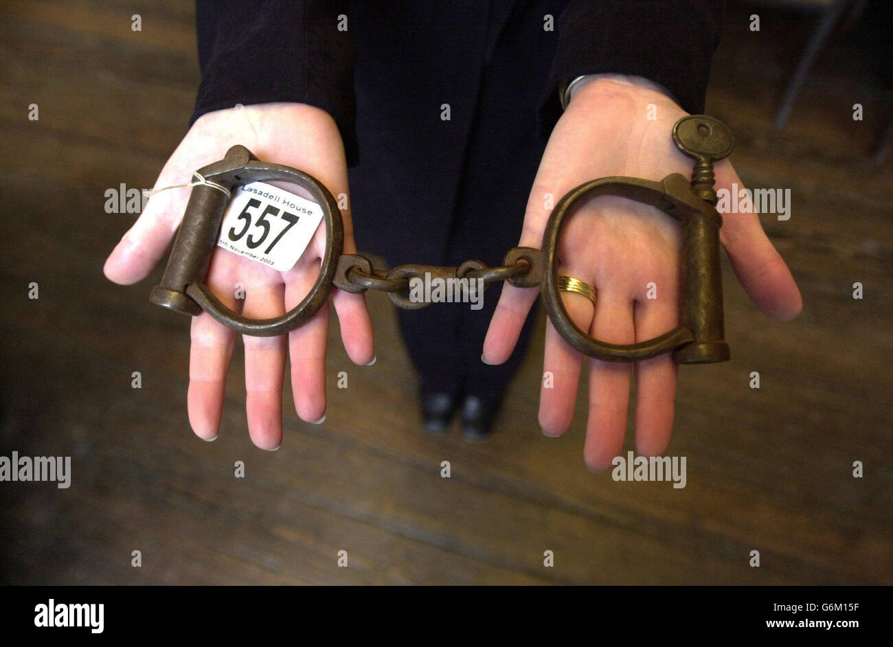 Le manette usavano per frenare la contessa Markievicz quando trascorse un po' di tempo in prigione in mostra durante un'asta in una delle case signorili più storicamente ben collegate d'Irlanda, Lissadel House, a Co Sligo. Circa 4,000 persone hanno visto la casa durante il fine settimana e le offerte telefoniche sono già state inondando per alcuni degli articoli più storicamente prezioso in offerta. Le manette sono previste per il recupero fino a 350 (500 euro). Foto Stock