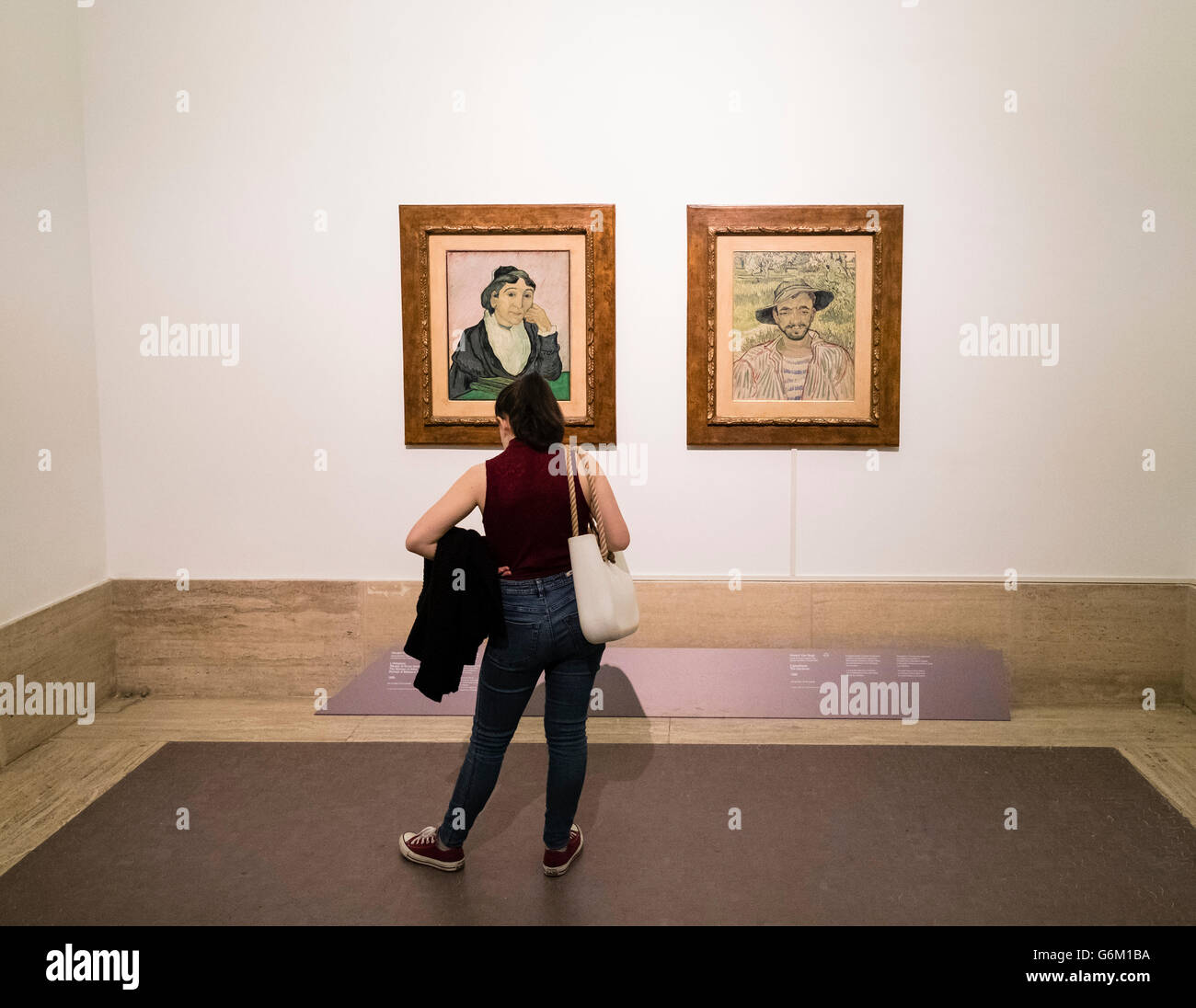 Visitatore guardando i dipinti la donna di Arles e il Giardiniere di Vincent Van Gogh a Galleria Nazionale di Arte Moderna e Contemporanea Foto Stock