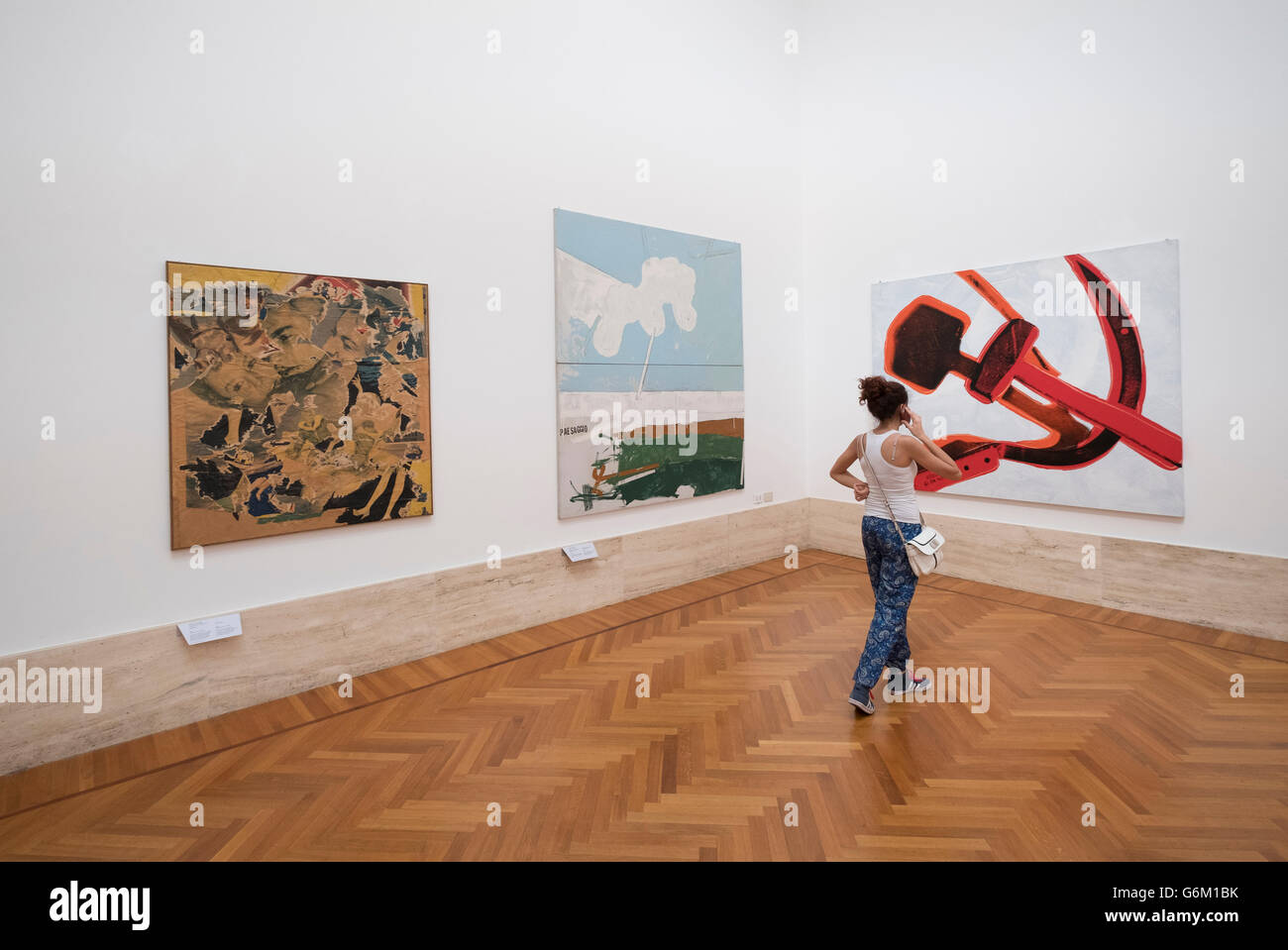 Visitatore guardando dipinti alla Galleria Nazionale di Arte Moderna e Contemporanea a Roma Italia Foto Stock