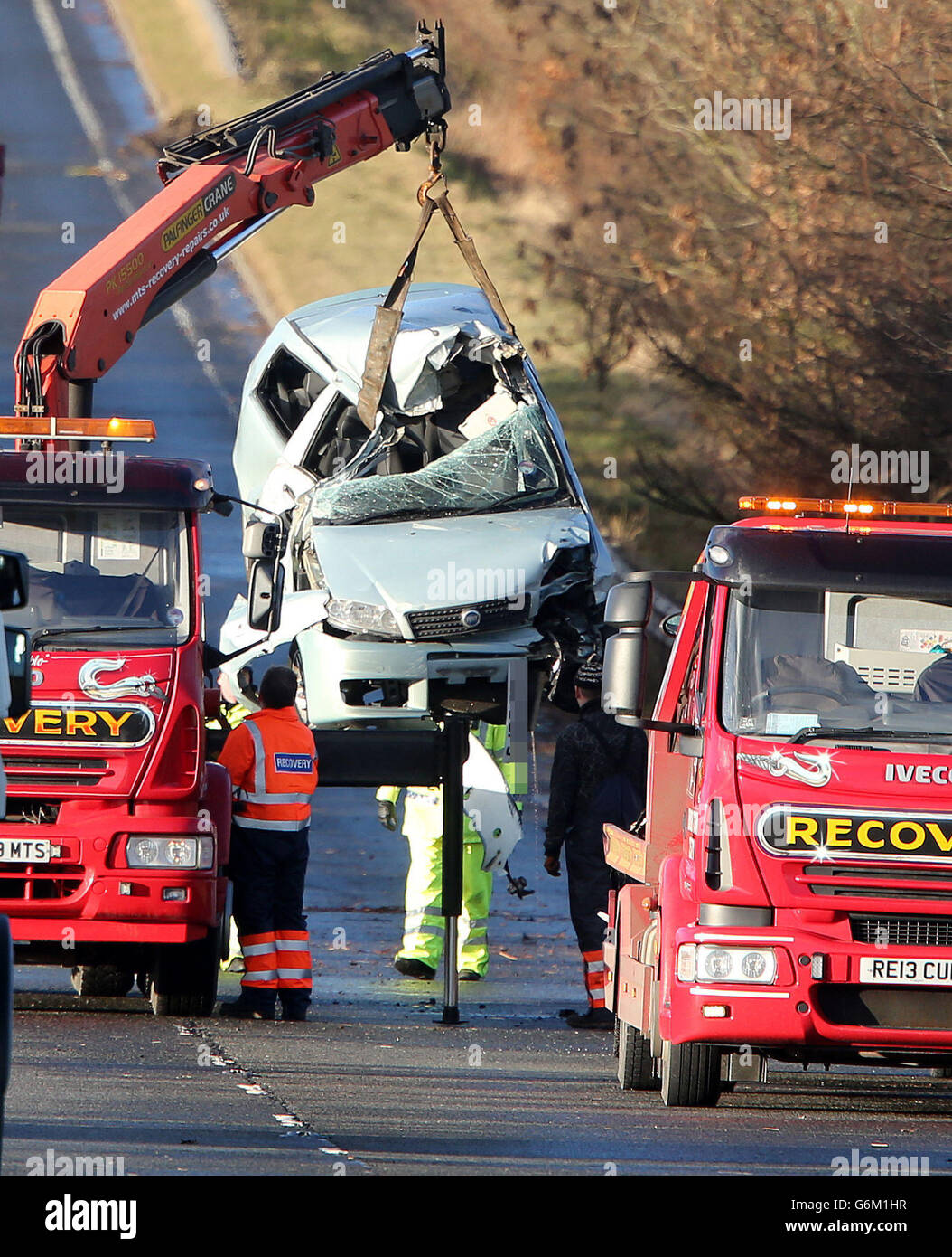 I REDATTORI NOTA NUMERO TARGA PIXELATED DA PA PICTURE DESK polizia e veicoli di recupero sulla scena in cui un conducente di camion è morto come il suo HGV rovesciato su un certo numero di automobili sulla A801 in Lothian occidentale come i venti di gale-forza hanno portato un'interruzione diffusa alla rete di trasporto. Foto Stock