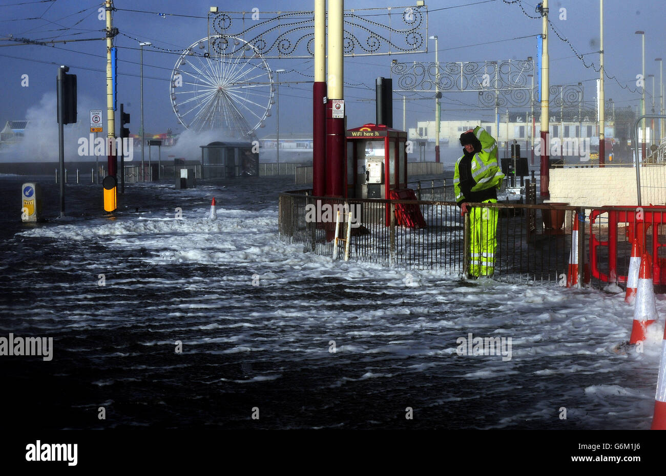 Blackpool Main Promenade sotto le acque alluvionali a seguito di un'alta marea e di un'impennata di maree, in quanto i forti venti della forza di calce colpiscono molte parti del Regno Unito. Foto Stock