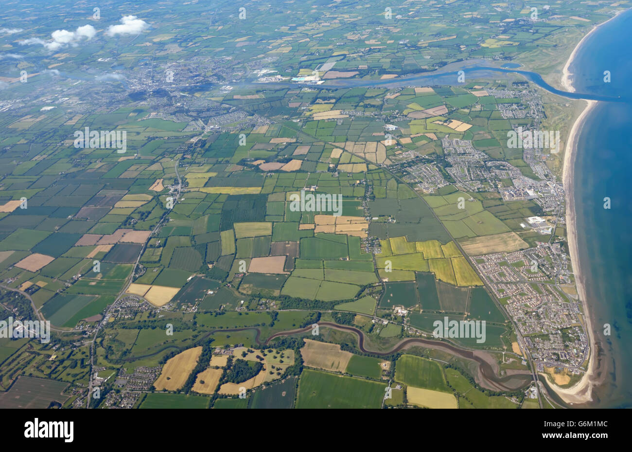 Antenna di paesaggio in Irlanda nel periodo estivo Foto Stock