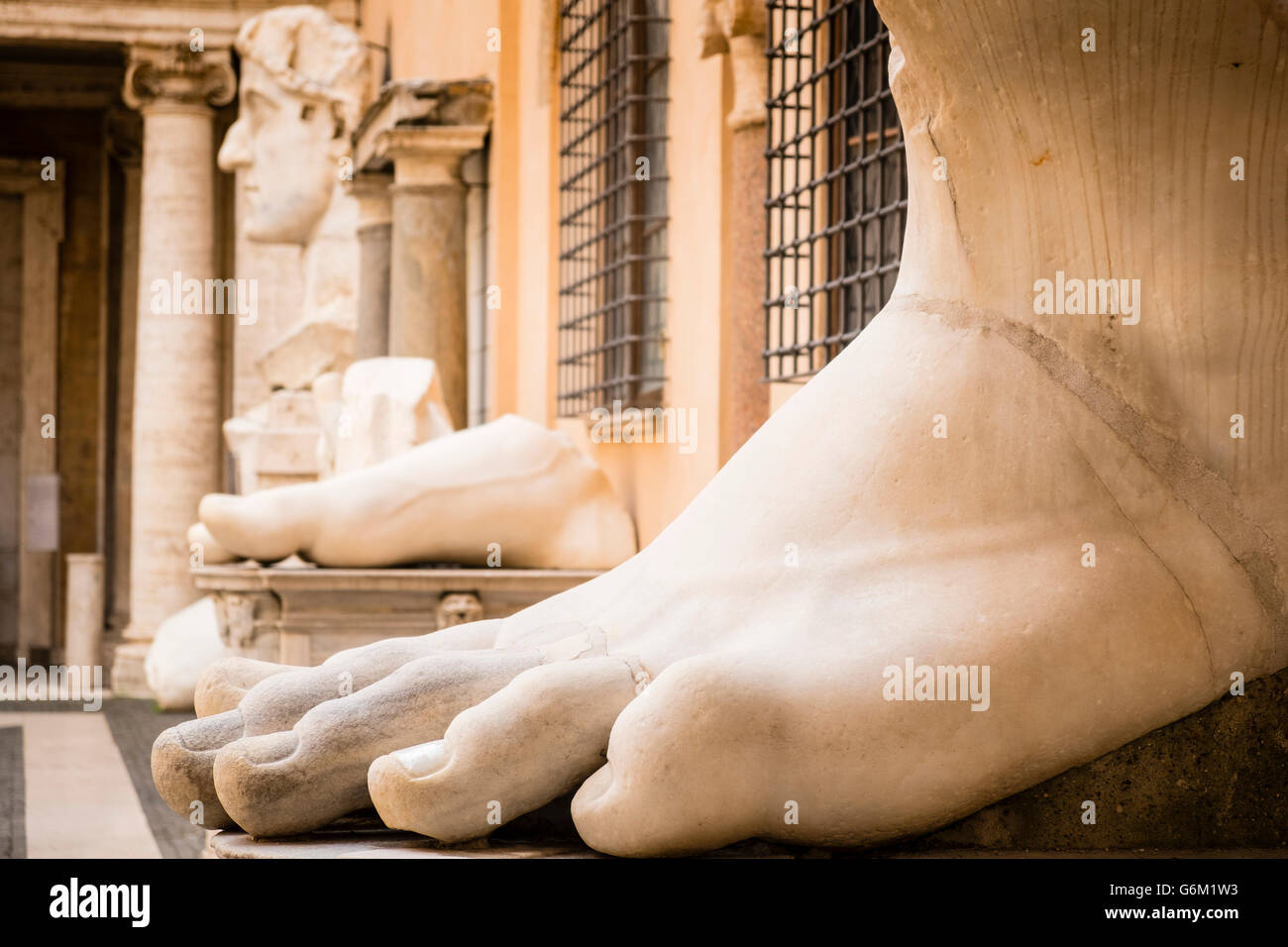 Piede colossale dell'imperatore romano Costantino nel cortile del Museo Capitolino, Roma Foto Stock