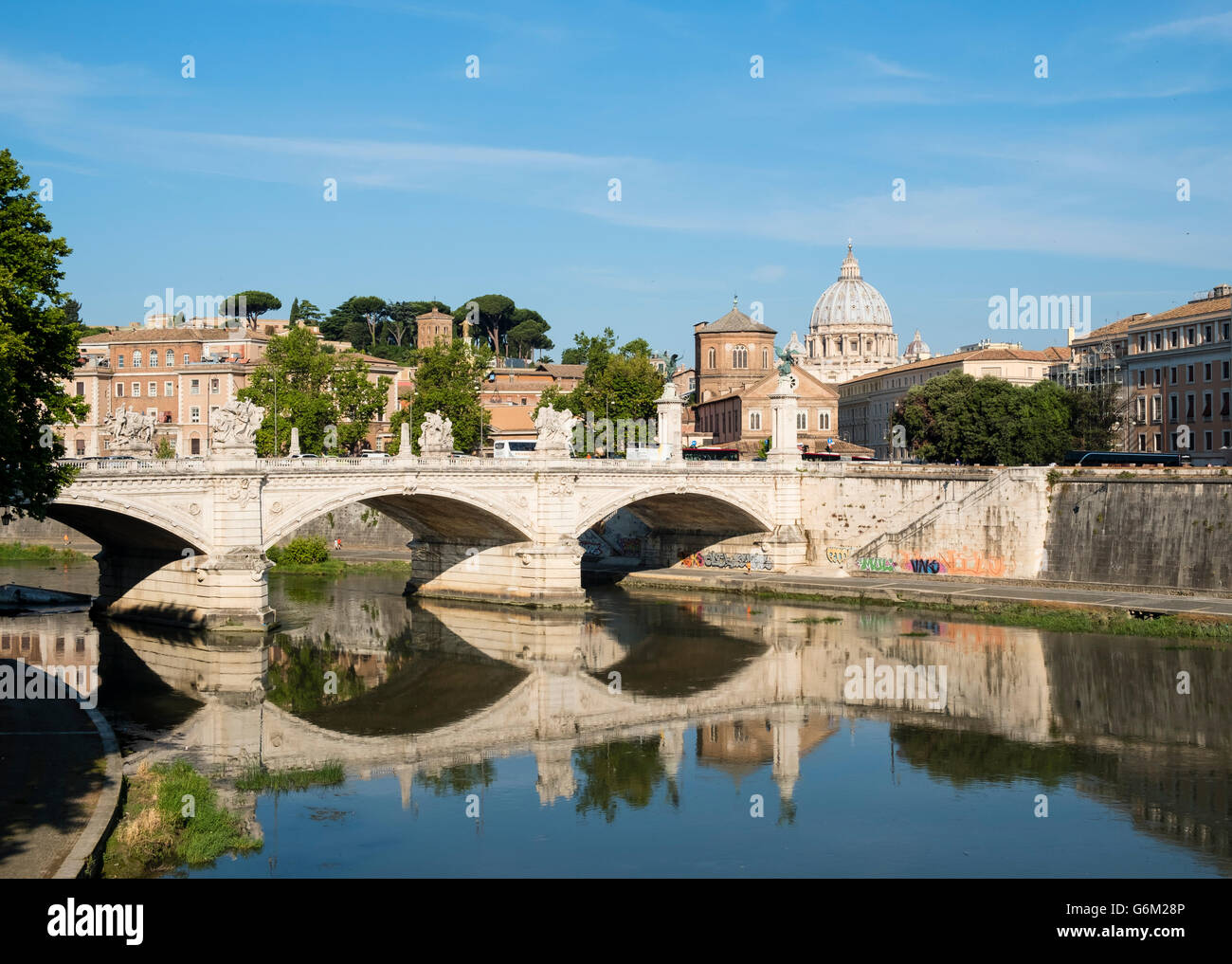 Vista del fiume Tevere, il Ponte Vittorio Emanuele II e la Basilica di San Pietro in Vaticano Roma , Italia Foto Stock