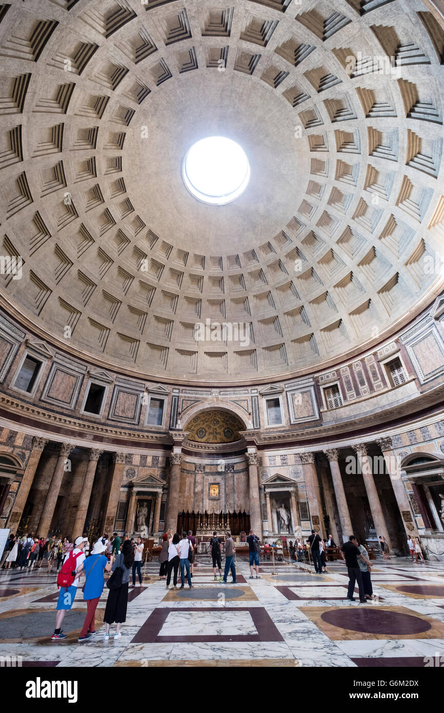 Interno del Pantheon, sulla Piazza della Rotonda, Roma, Italia Foto Stock