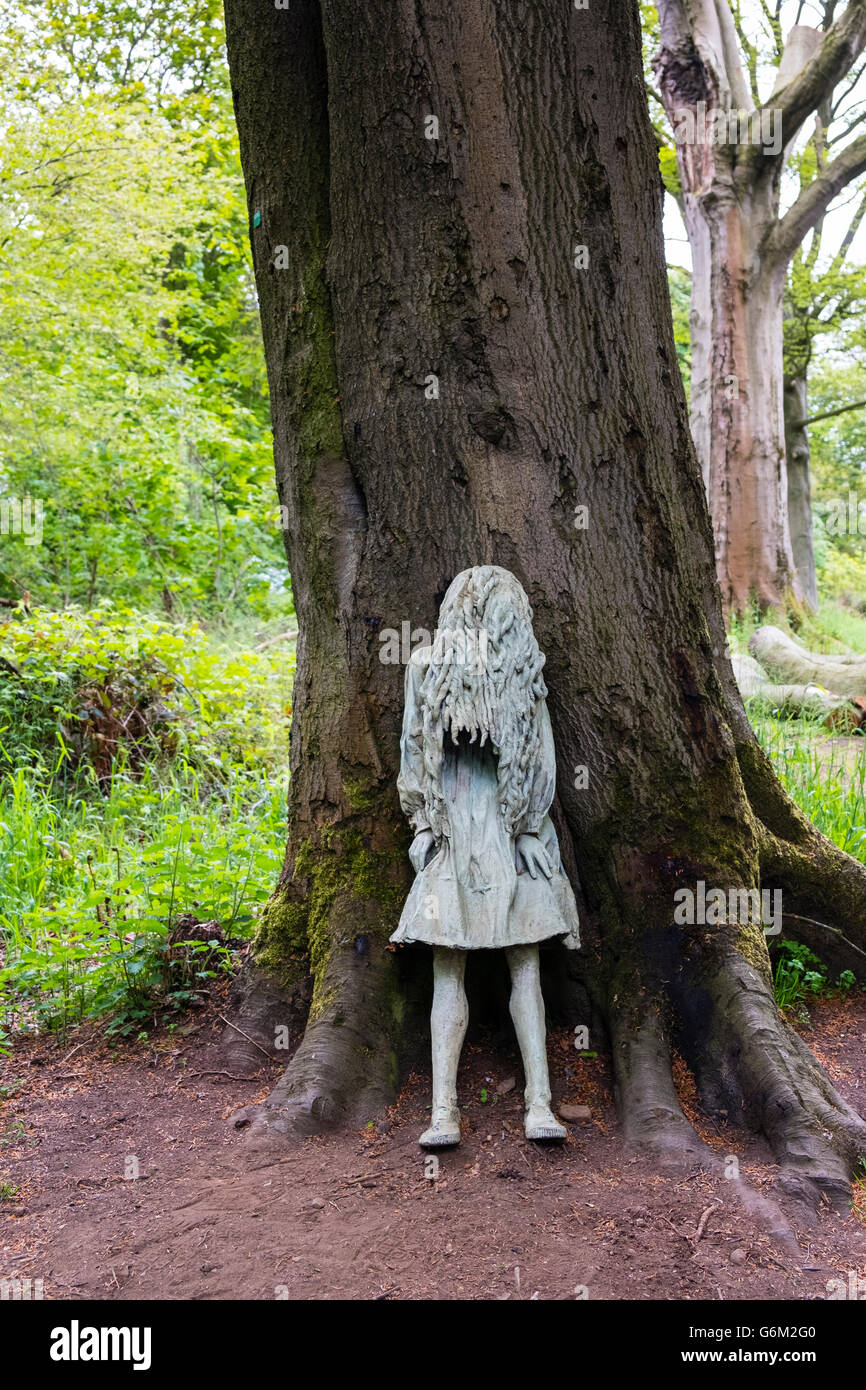 Scultura all'aperto piange le ragazze di Laura Ford a Giove Artland fuori Edimburgo , Scozia , Regno Unito Foto Stock