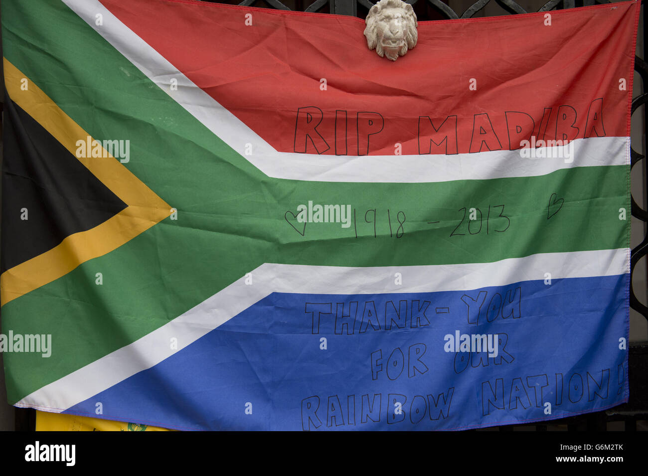 Fiori e tributi per Nelson Mandela al di fuori della South Africa House nel centro di Londra dopo la morte dell'ex presidente sudafricano giovedì sera. Foto Stock