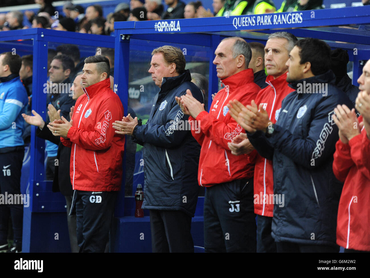 Queens Park Rangers panchina e personale durante un minuto applausi in memoria di Nelson Mandela durante la partita Sky Bet Championship a Loftus Road, Londra. Foto Stock