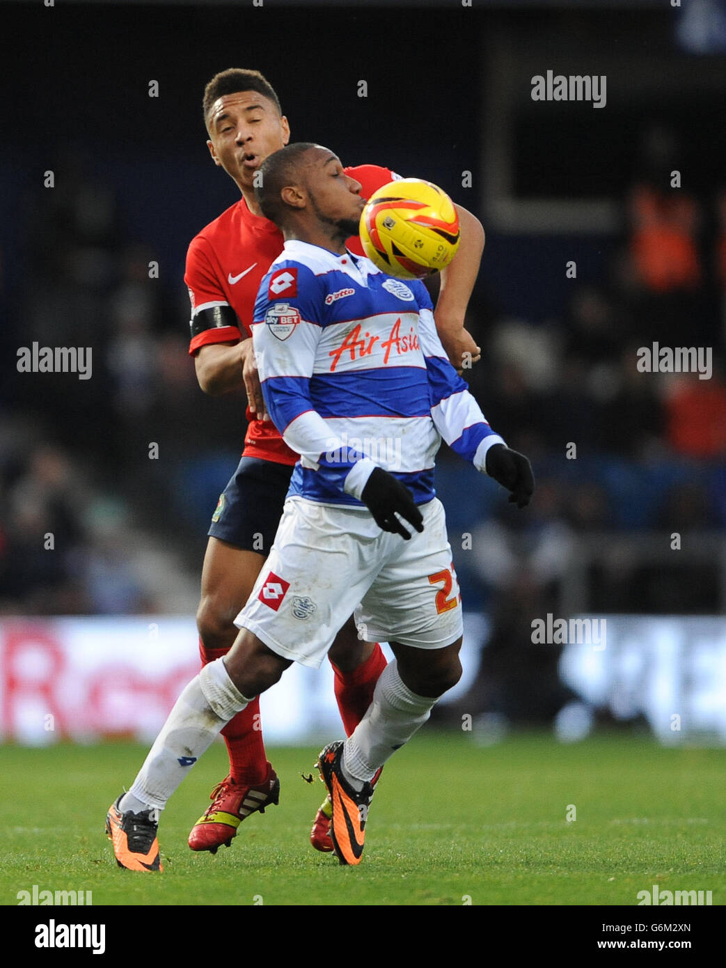 Queens Park Rangers' Junior Hoilett (a destra) e Blackburn Rovers' Adam Henley durante la partita del campionato Sky Bet a Loftus Road, Londra. Foto Stock