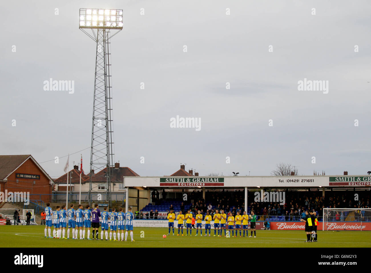 Calcio - fa Cup - secondo turno - Hartlepool United / Coventry City - Victoria Park. Hartlepool Unted e Coventry City giocatori durante il Nelson Mandela minuti applausi Foto Stock