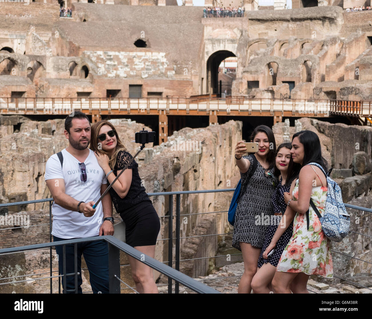 I turisti tenendo selfie fotografie presso il Colosseo a Roma Italia Foto Stock