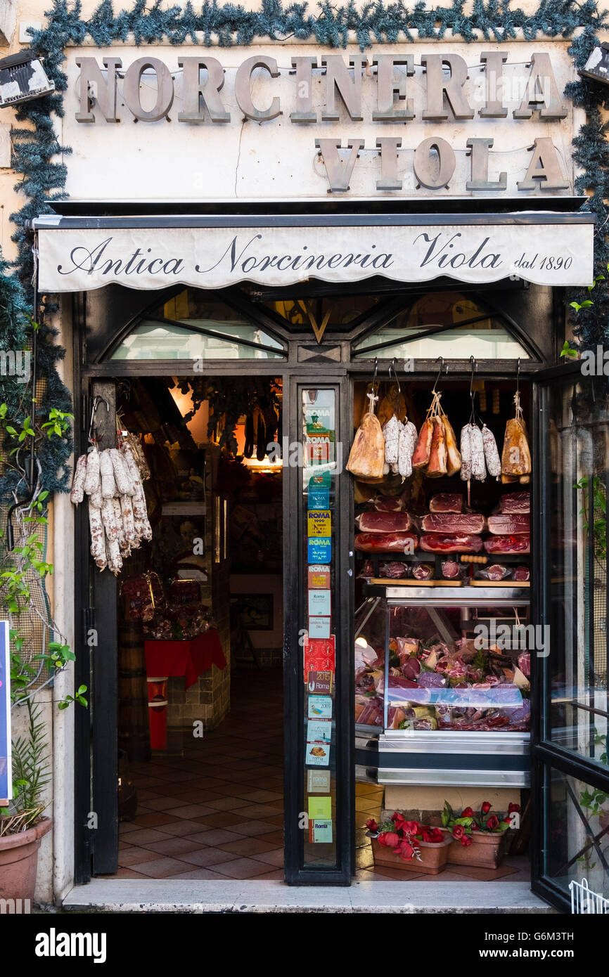 La salumeria tradizionale , carne e salsiccia shop,Antica Norcineria su  Viola sul Campo de' Fiori, Roma Italia Foto stock - Alamy