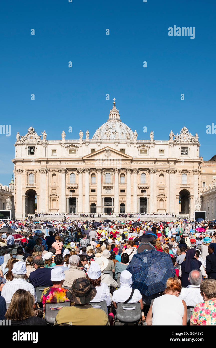 Vista della Basilica di San Pietro durante l udienza generale con il Papa in Piazza San Pietro nella Città del Vaticano Roma , Italia Foto Stock