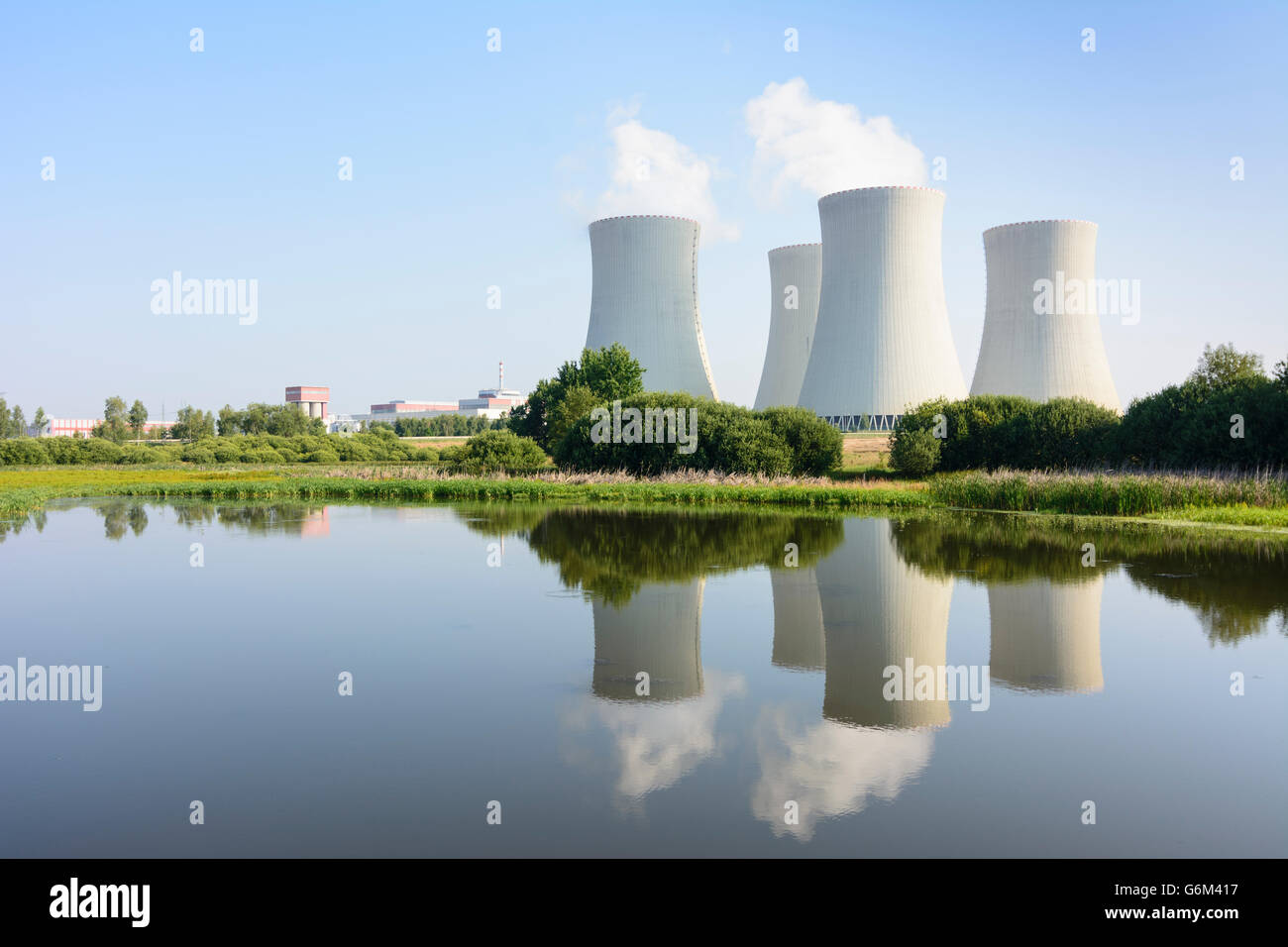 Centrale nucleare di Temelin : torri di raffreddamento e Edificio del reattore, Temelin, Repubblica Ceca, Jihocesky, Südböhmen, Boemia del Sud, Foto Stock