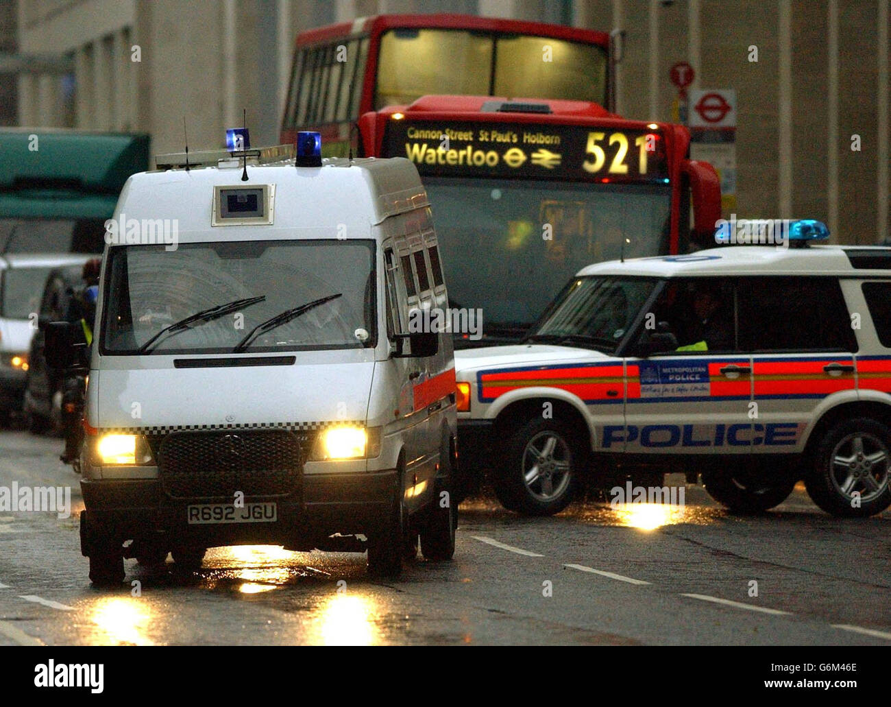 Un furgone di sicurezza di categoria 'A' arriva all'Old Bailey di Londra. Il 20° giorno del processo, gli avvocati responsabili dell'azione penale dovevano chiudere formalmente il loro caso, che ha raggiunto le sue fasi finali in tribunale venerdì. Foto Stock