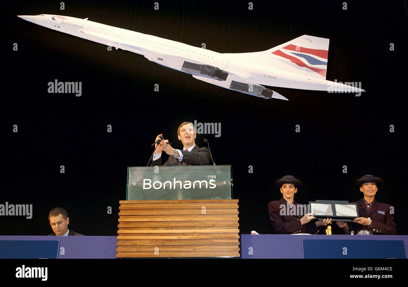 Presidente di Bonhams, Robert Brooks, con il primo lotto, una Marilake Instruments Limited Mach Visual Display Unit (prevista per il recupero 800-1,200) va sotto il martello per il 10,000 alla British Airways Concorde Charity Auction tenuta da Bonhams Auctioneers a Olympia a Londra. La vendita dovrebbe aumentare almeno 500,000 per beneficenza e darà da collezionisti mementos del velivolo supersonico che ha cessato le operazioni di linea alla fine di ottobre. Foto Stock