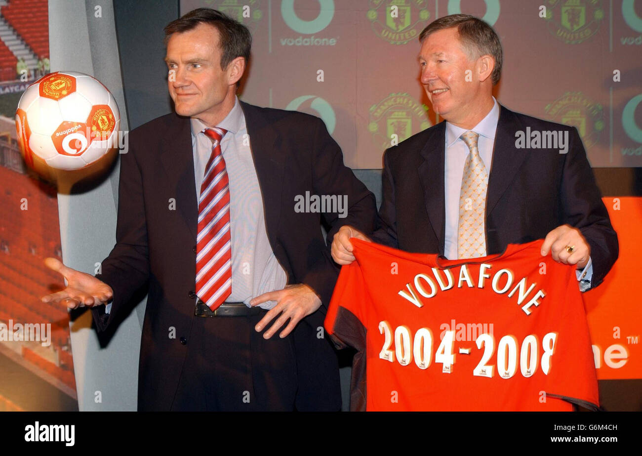 Il manager Manchester United Sir Alex Ferguson (a destra) e Peter Bamford di Vodafone annunciano il rinnovato accordo di sponsorizzazione del club con la compagnia di telefonia mobile in occasione di una conferenza stampa a Londra. Foto Stock